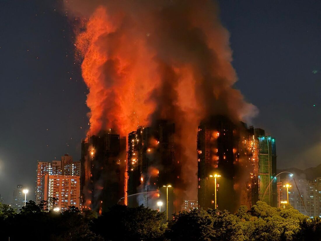 Incêndio atinge prédio residencial em Hong Kong e deixa moradores presos