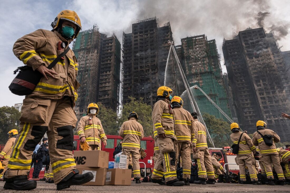 Combate ao incêndio em conjunto residencial de Hong Kong chega ao 2&ordm; dia