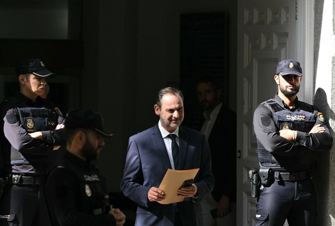 O ex-ministro dos Transportes da Espanha, José Luis Ábalos, deixa o Supremo Tribunal após comparecer perante o juiz em Madri, em 15 de outubro de 2025, por suposto caso de corrupção
