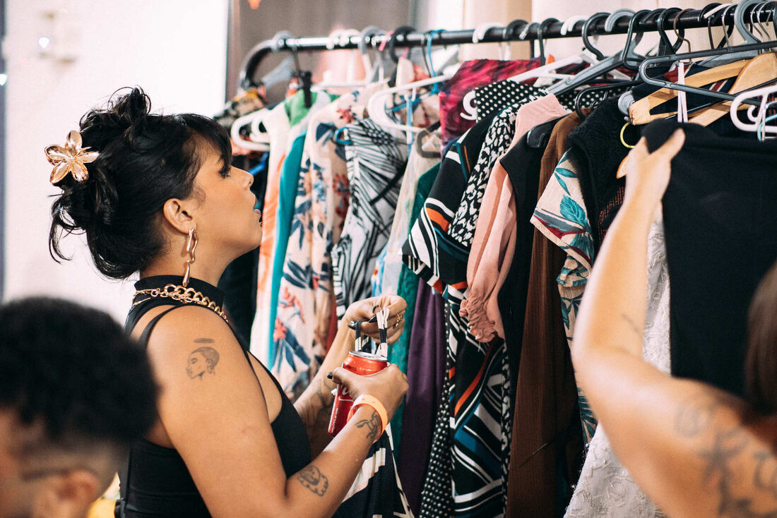 Bazar solidário da ONG Gestos realiza campanha de arrecadação de roupas, sapatos, acessórios e peças de decoração