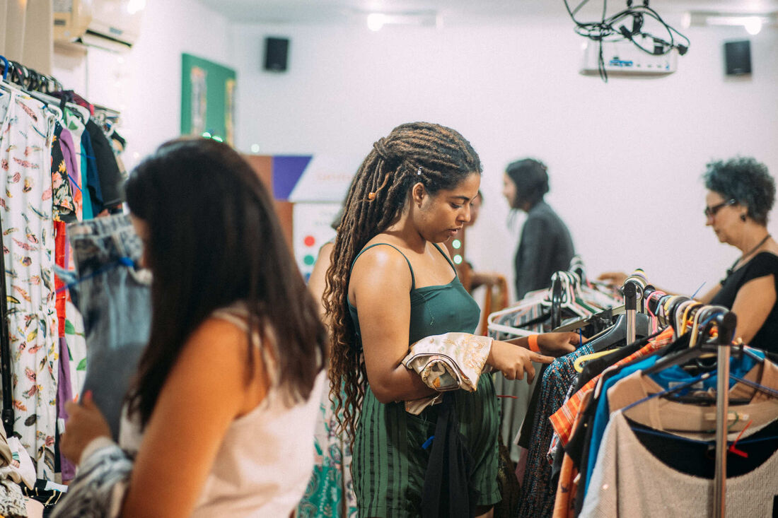 Bazar solidário da ONG Gestos terá venda de roupas, sapatos, acessórios e peças de decoração nesta sexta-feira (28)