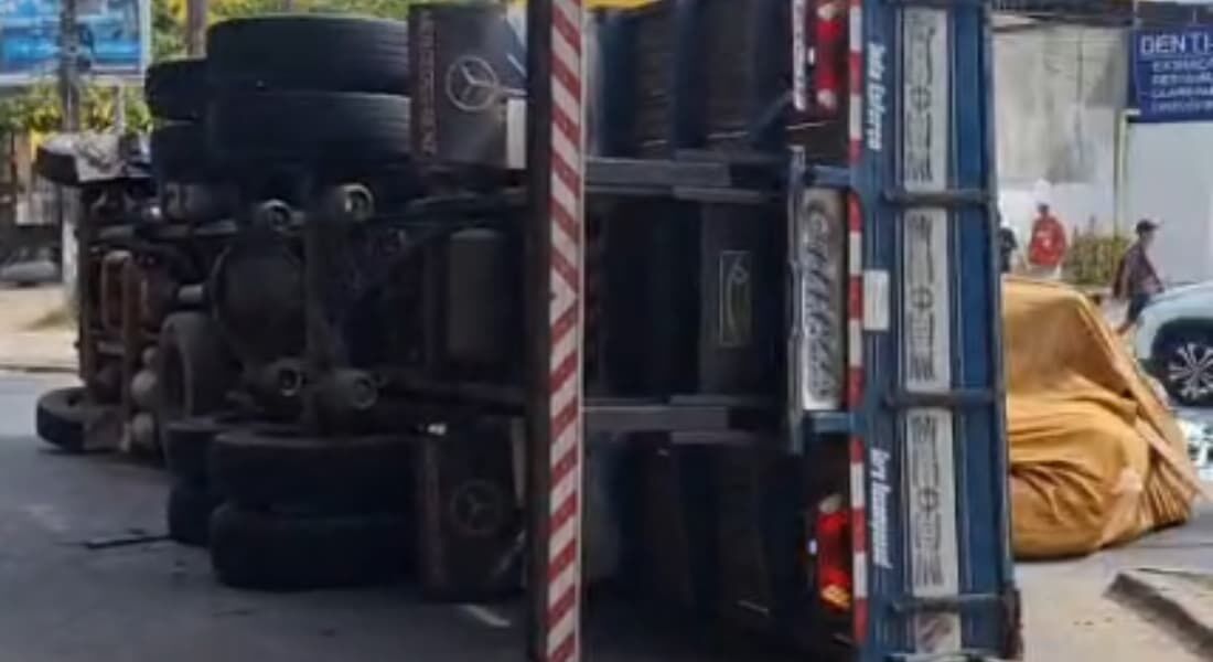 Caminhão que carregava espellhos toma em Ouro Preto, em Olinda