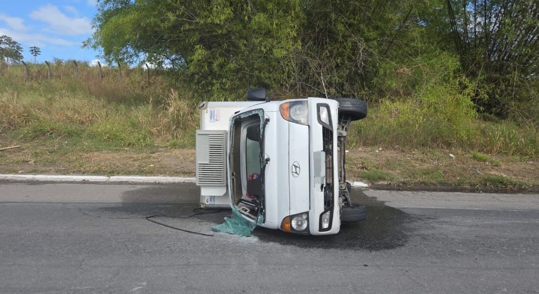 Caminhão capota na BR-101, no Cabo de Santo Agostinho