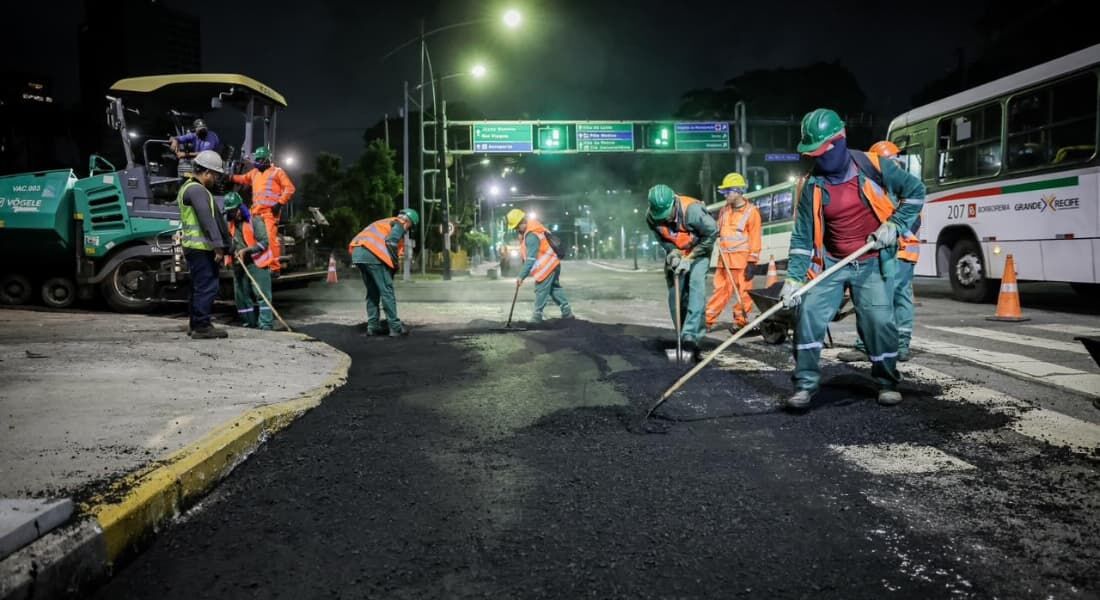 Serviços de requalificação de asfalto na Avenida Agamenon Magalhães, no Recife