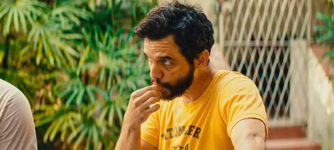 Wagner Moura usa camisa da troça carnavalesca Pitombeira dos Quatro Cantos, de Olinda, em cena de "O Agente Secreto"