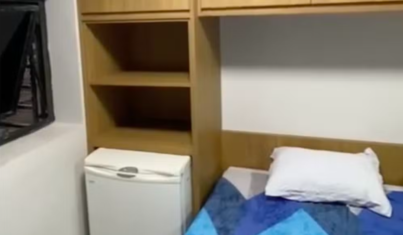 Sala para onde Bolsonaro foi levado neste sábado tem cama de solteiro, ar-condicionado e frigobar