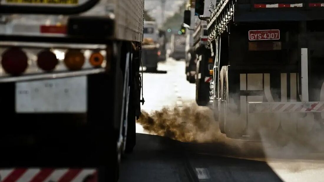 Quando consideradas as emissões brutas por setor, do total de 2,145 bilhões de toneladas de gás carbônico equivalente em 2024, a mudança de uso da terra respondeu por 42%
