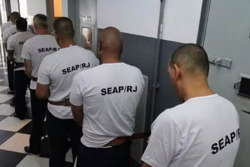 Os sete presos ao serem retirados das celas em Bangu I