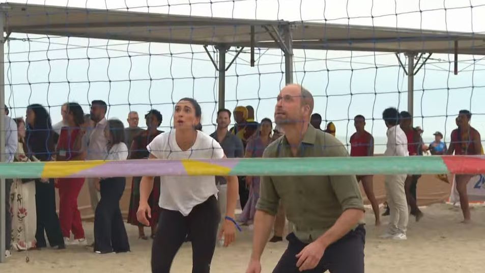 O príncipe aproveitou a visita para jogar uma partida de vôlei com adolescentes do Instituto Levante, fundado pela atleta Carolina Solberg, filha da ex-jogadora de vôlei Isabel Salgado.