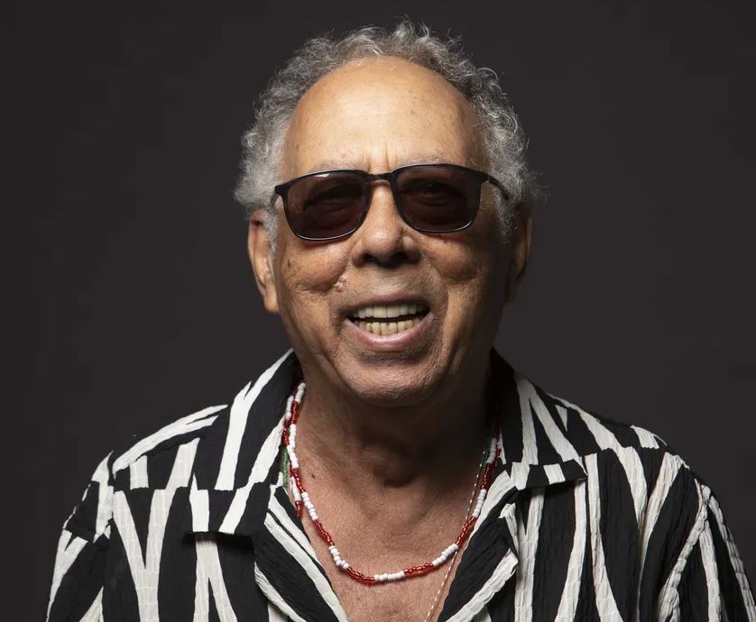 Jards Macalé estava internado em hospital na Barra da Tijuca, zona sudoeste do Rio de Janeiro, tratando uma broncopneumonia, e sofreu uma parada cardíaca.