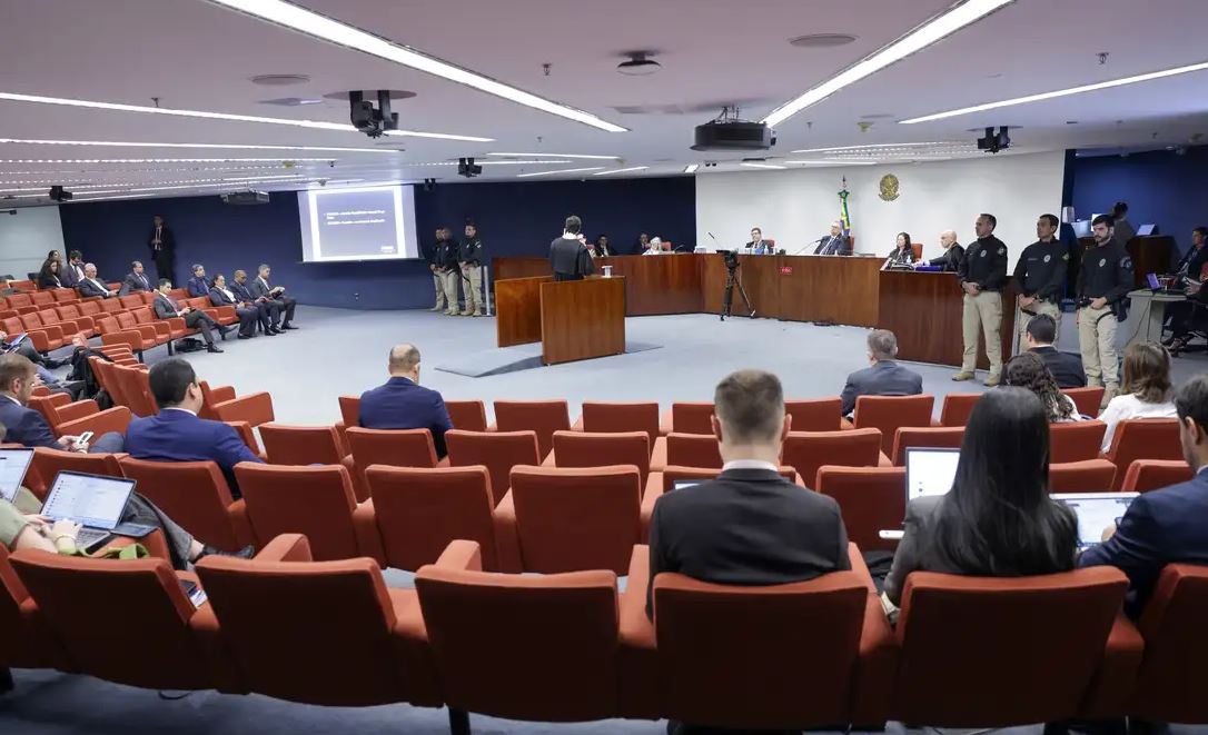 STF - A partir de agora, os ministros Cristiano Zanin, Cármen Lúcia e Flávio Dino vão proferir seus votos