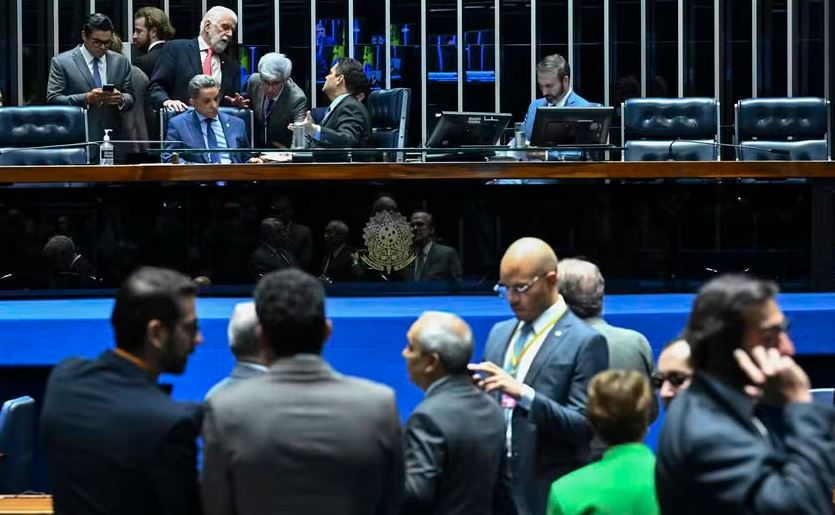 O projeto garante aposentadoria com integralidade (salário integral) e paridade (reajustes iguais aos da ativa) para os agentes que cumprirem os requisitos mínimos 