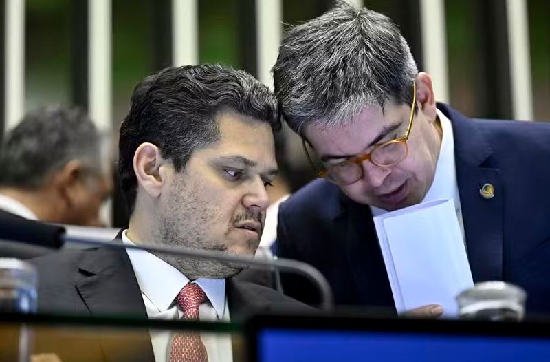 O presidente do Senado, Davi Alcolumbre (União-AP), e o líder do governo no Congresso, Randolfe Rodrigues (PT-AP) 