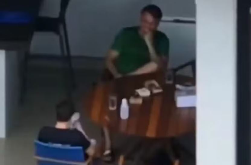 Nikolas Ferreira usa celular durante visita a Jair Bolsonaro 