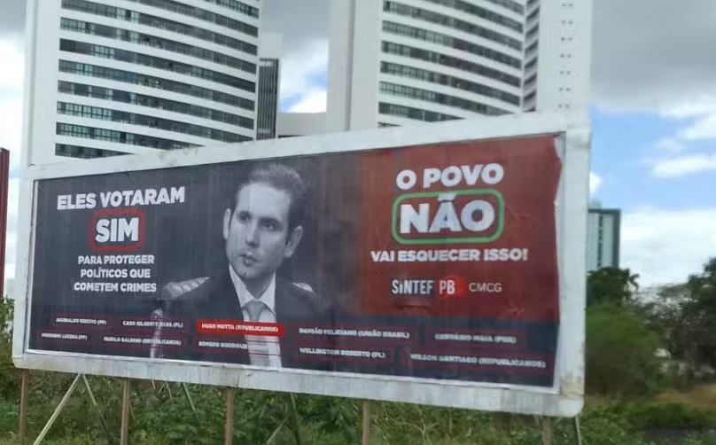 Outdoor com críticas ao presidente da Câmara, Hugo Motta, por conta da aprovação da PEC da Blindagem 