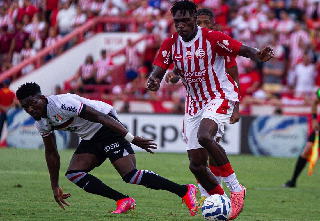 Lance de Náutico x Santa Cruz, no Clássico das Emoções de 2025