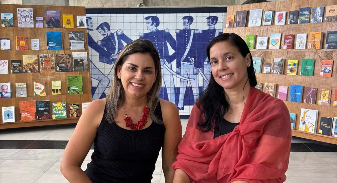 Shirley Rodrigues e Eulina Fraga idealizaram a exposição "Entre Folhetos e Versos"