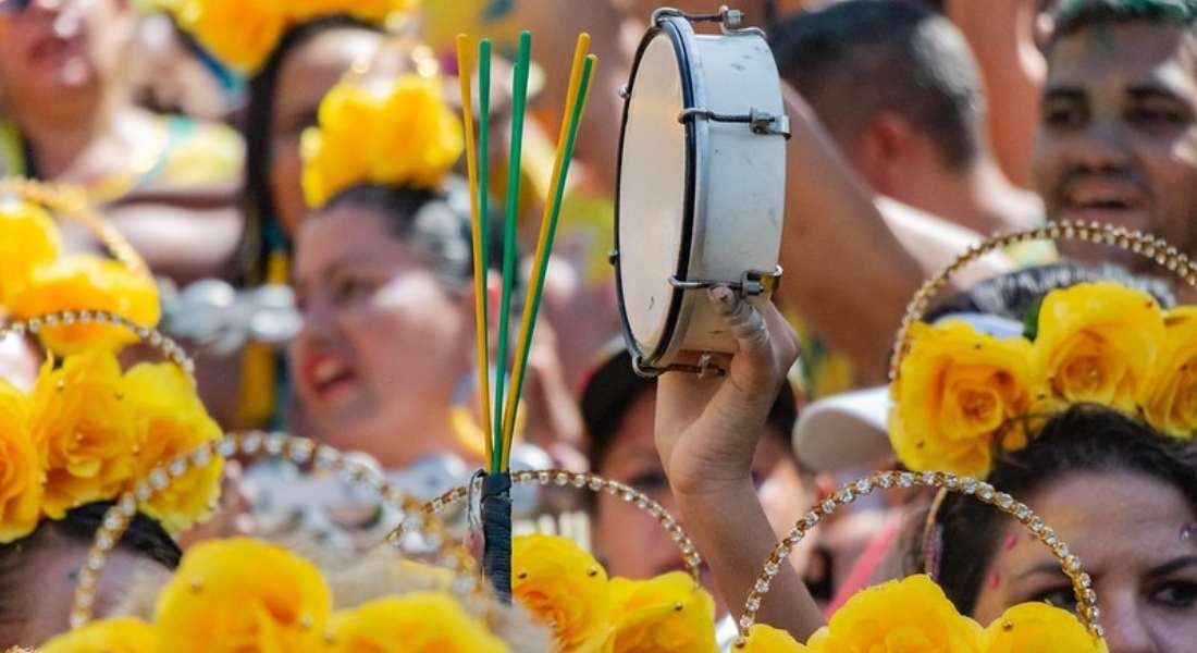 Escolas de samba locais participam de cortejo em Olinda