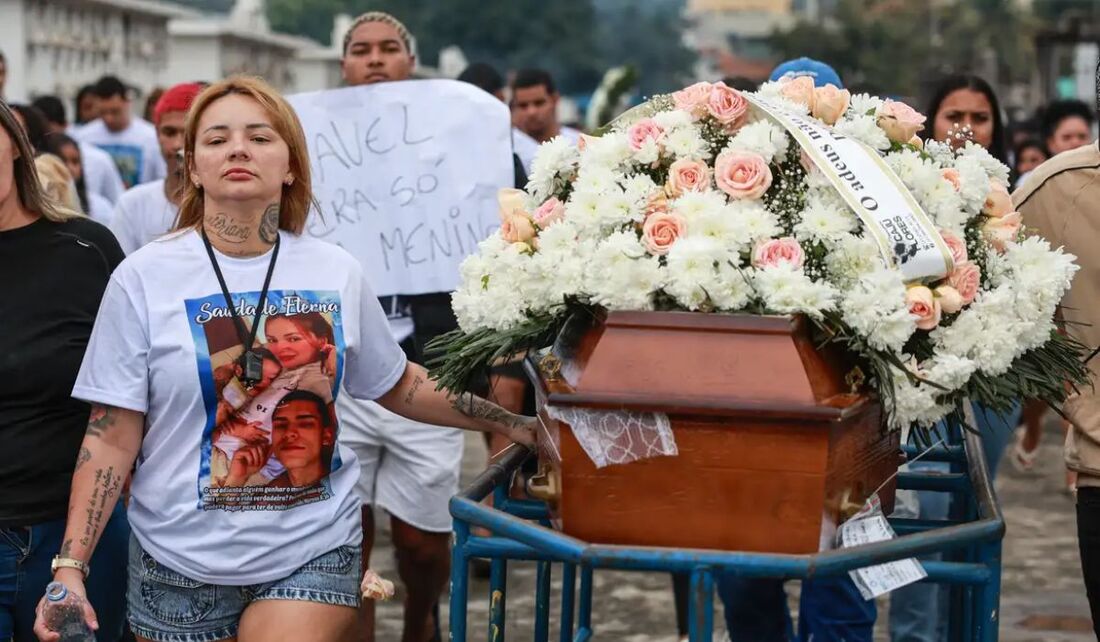 Raquel Rios aolado do caixão de seu filho, Ravel Rios durante sepultamento de uma das vitimas da operação contenção, no cemitério de cemitério de Inhaúma