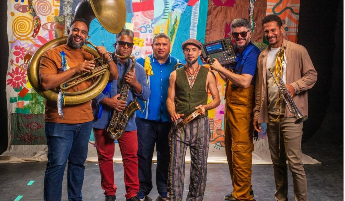 Gilú Amaral (de pandeiro) lança novo clipe no evento