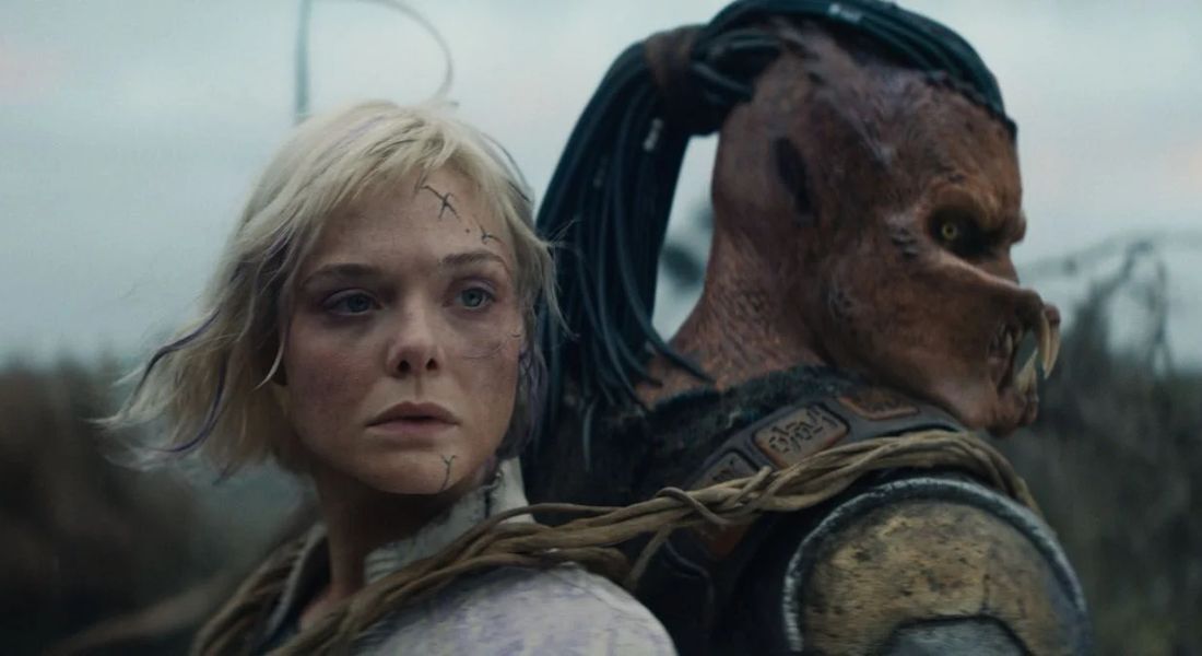 Elle Fanning e Dimitrius Schuster-Koloamatangi em "Predador: Terras Selvagens" 
