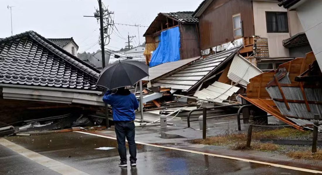 Fortes chuvas e ruas bloqueadas pelos escombros de casas dificultaram as ações de resgate no Japão