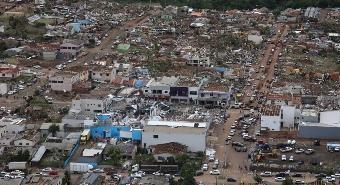 Ventos de mais de 250 quilômetros por hora atingiram a cidade de 14 mil habitantes, que fica no Centro-Sul paranaense.