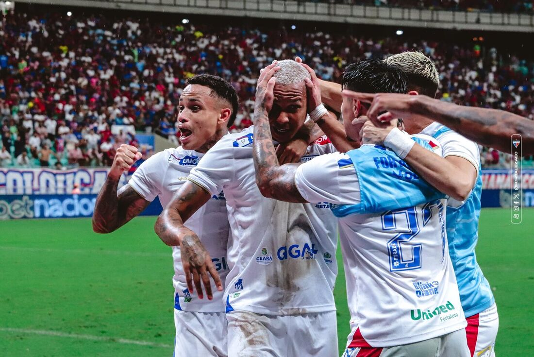 Deyverson celebra o terceiro gol do Fortaleza sobre o Bahia