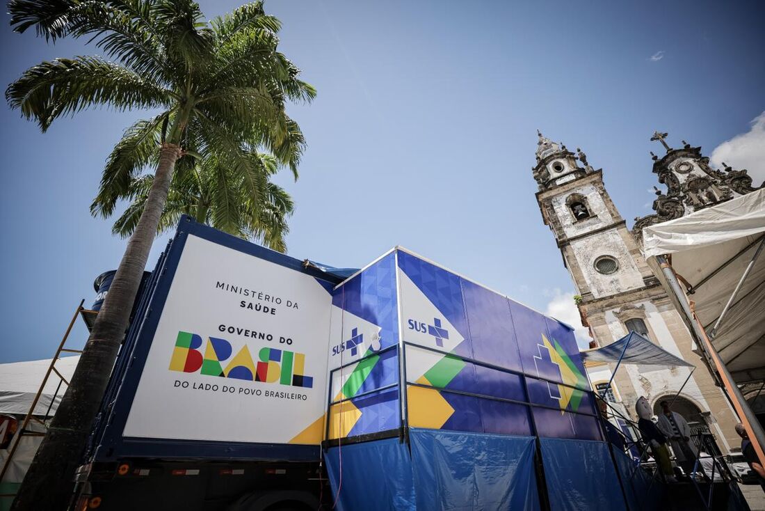 Além da carreta, o programa inclui mutirões e parcerias com hospitais privados