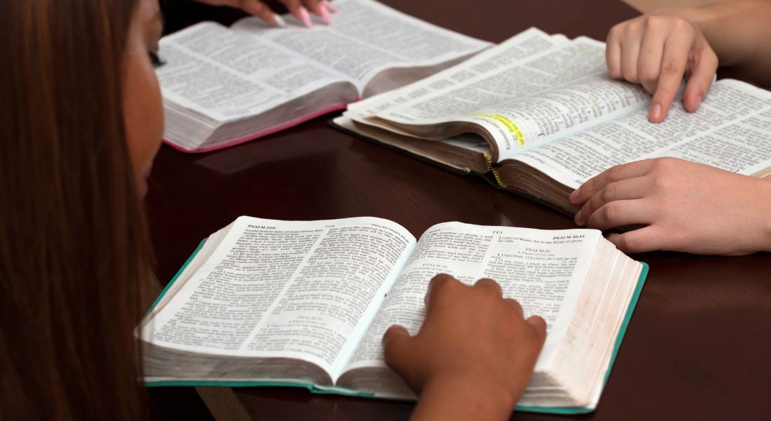 Pessoas lendo a Bíblia