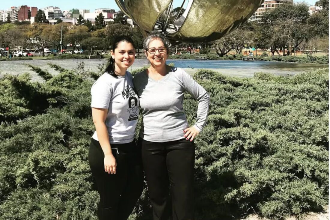 Carolina Bizinoto com sua mãe, Maria Vilma das Dores Cascalho da Silva, que morreu após agressão na rua em Buenos Aires
