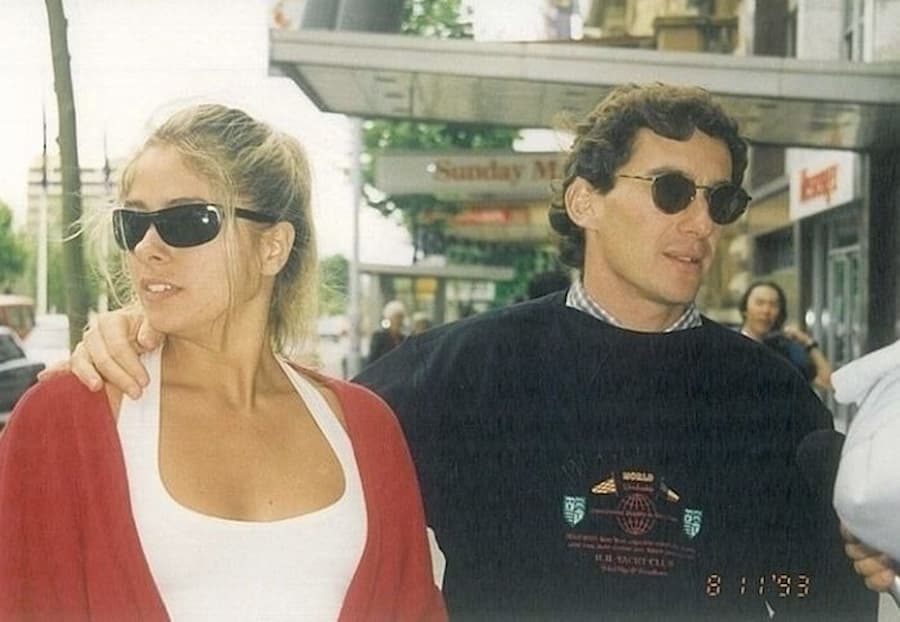 As controversas de uma suposta diferença de tratamento de Adriane Galisteu, então namorada de Ayrton Senna, e Xuxa, ex-namorada do piloto, durante o velório do atleta foram abordadas na nova série documental Meu Ayrton por Adriane Galisteu