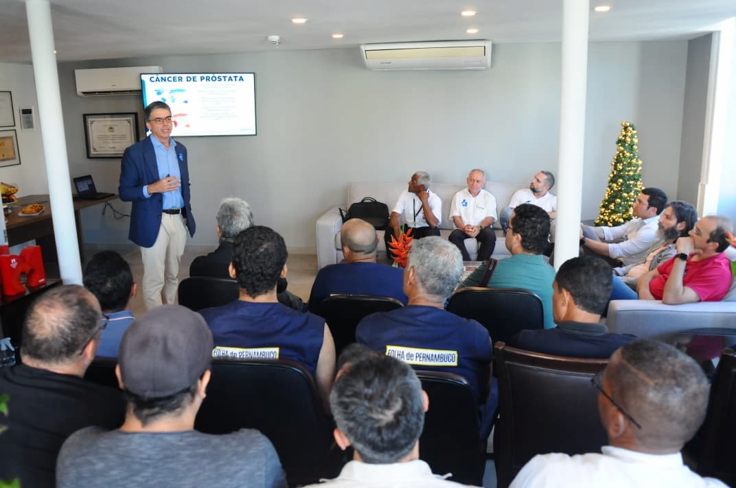 Médico Fernando Gurgel comanda palestra aos colaboradores da Folha de Pernambuco sobre câncer de próstata