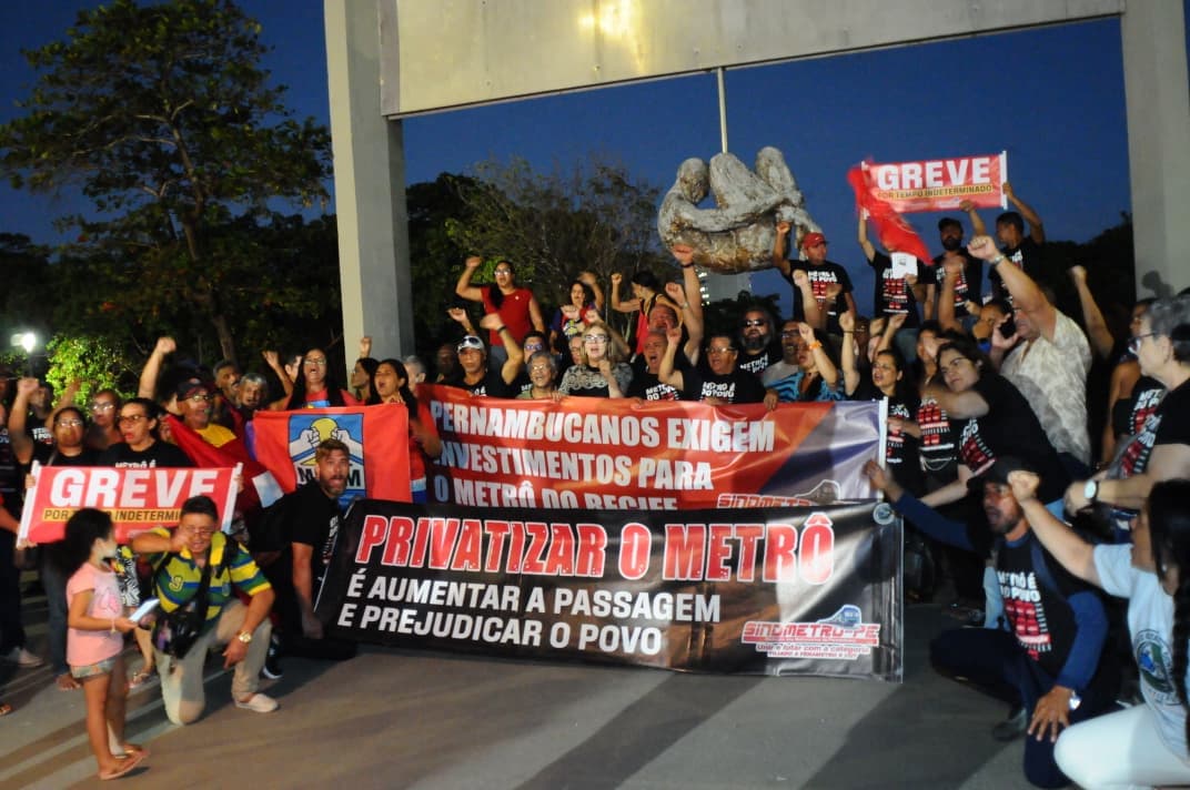 Metroviários decidem pela suspensão da greve, em assembleia realizada em frente ao monumento Tortura Nunca Mais, na Rua da Aurora, em Recife