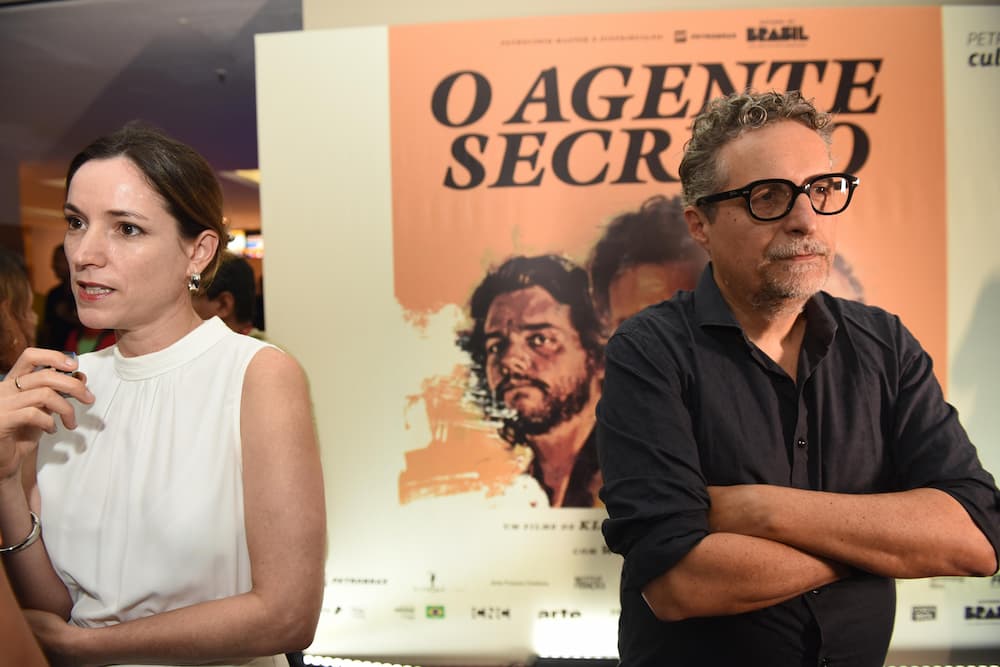 O diretor Kleber Mendonça Filho e a produtora Emilie Lesclaux estiveram na última pré-estreia de "O Agente Secreto"