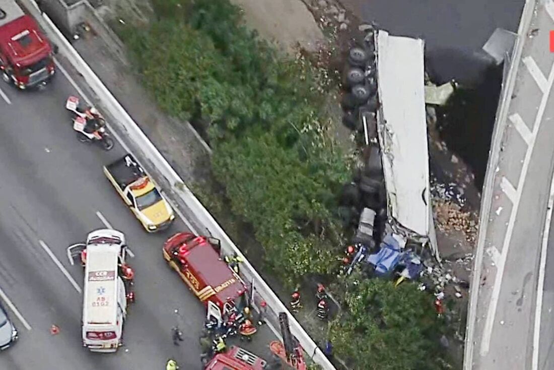 Caminhão ocupado por quatro homens cai de ponte na Marginal Tietê, em São Paulo