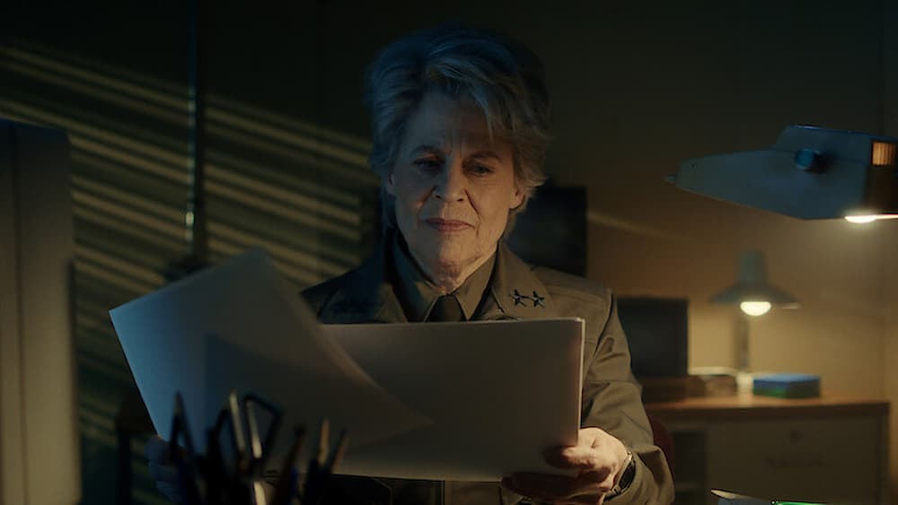 Linda Hamilton interpreta a Dra Kav na série "Stranger Things"