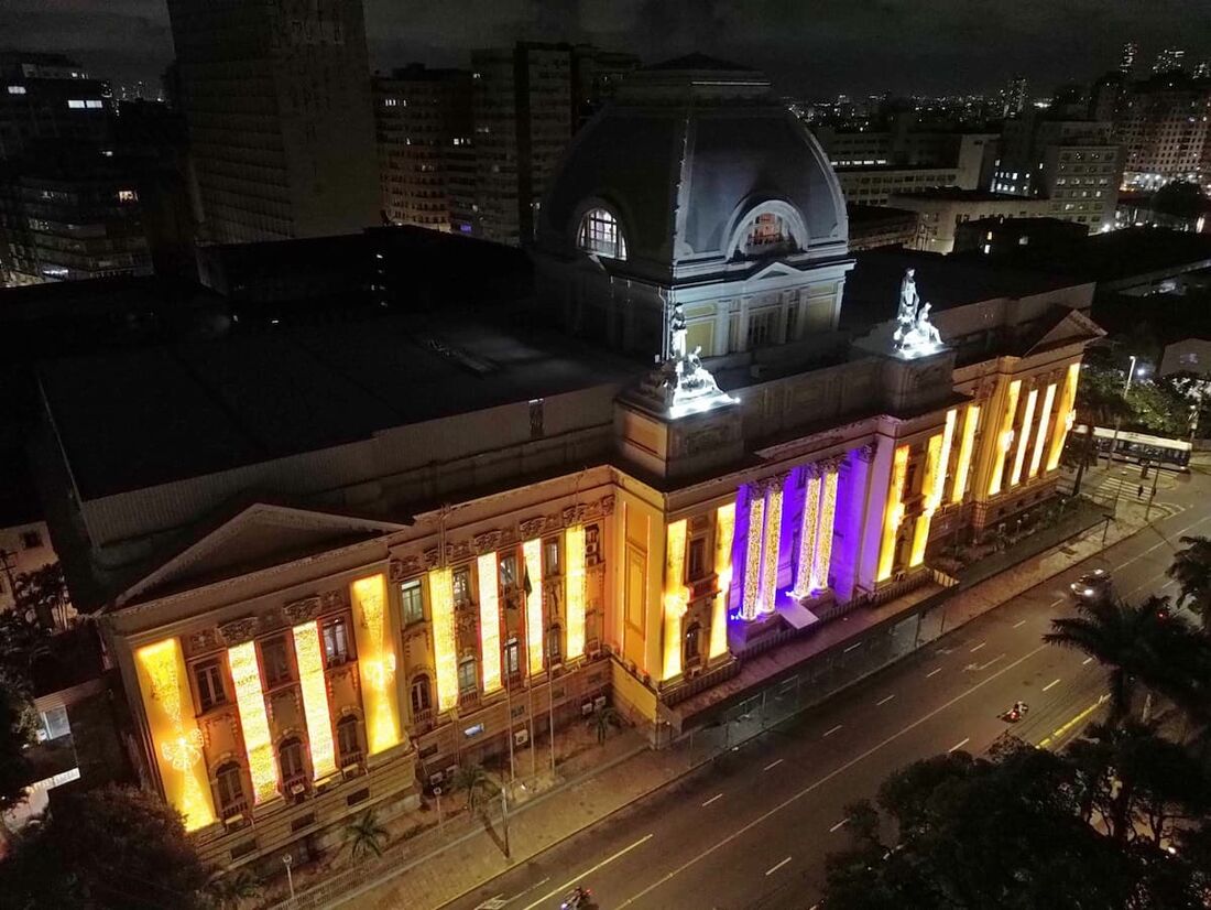 Palácio da Justiça com decoração natalina