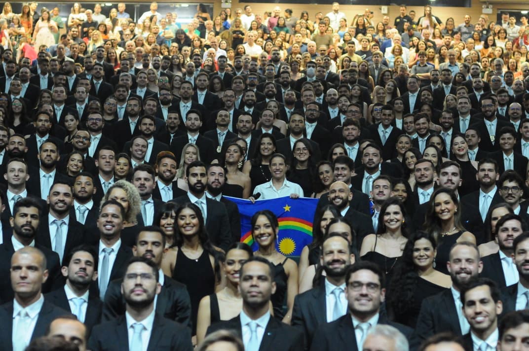 Raquel Lyra ao lado dos novos servidores da Polícia Civil de Pernambuco