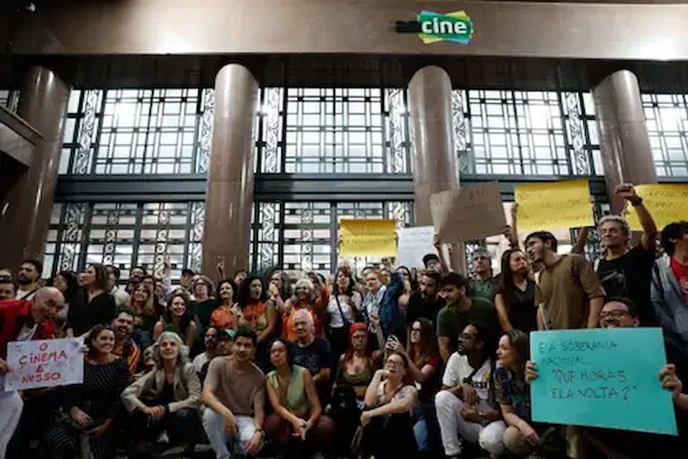 Produtores de cinema fazem ato contra o projeto de lei de regulação do streaming que tramita na Câmara dos Deputados, em frente à Ancine