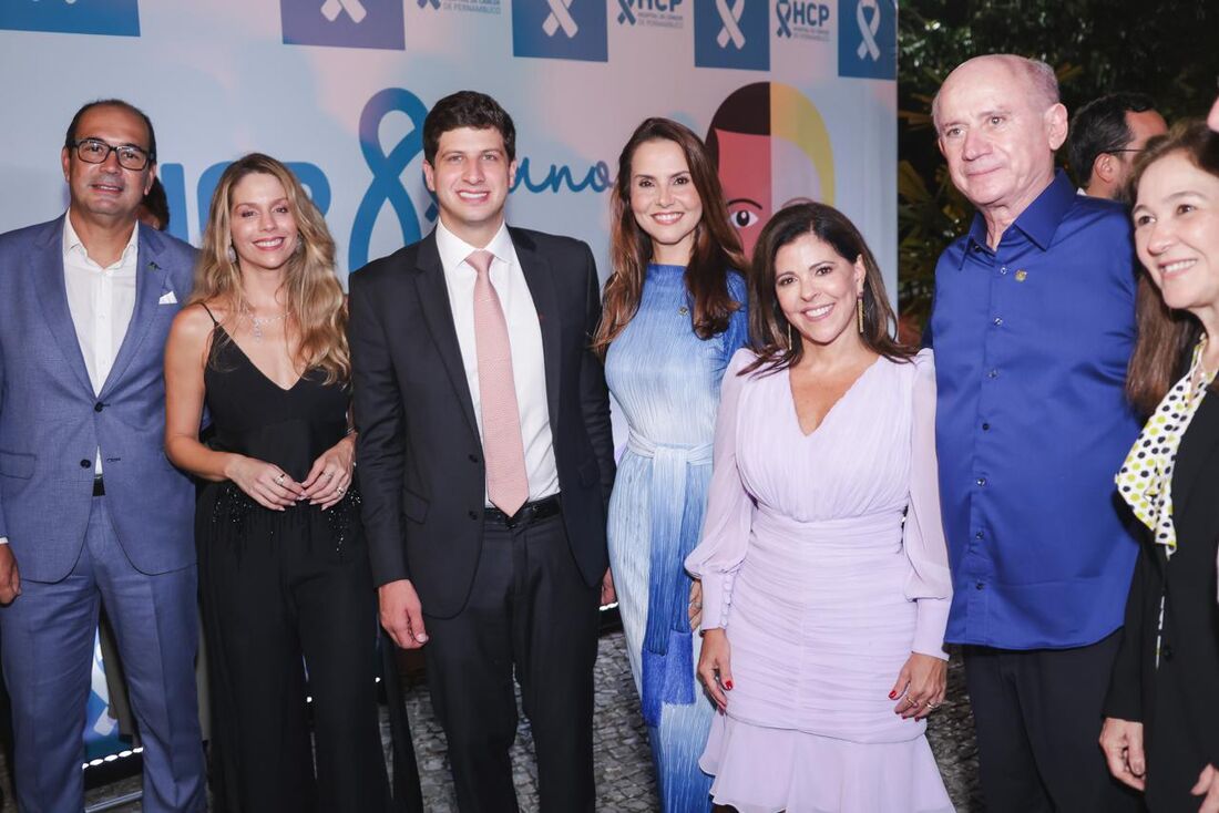 Personalidades da sociedade pernambucana prestigiam o Happy Hour beneficente.