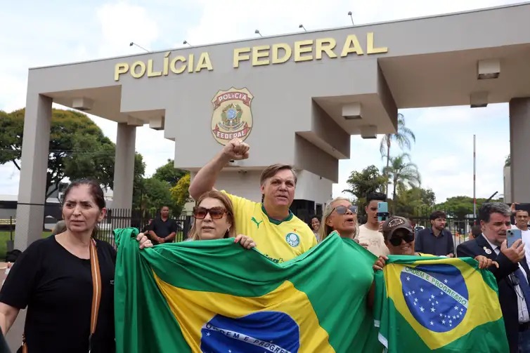 Manifestantes em frente a sede da Polícia Federal após a prisão do ex-presidente Jair Bolsonaro