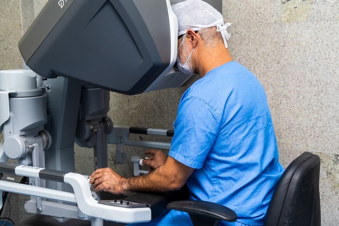 Antônio César Cruz, Urologista do Hospital Santa Joana Recife, da Rede Américas, utilizando o robô Da Vinci X
