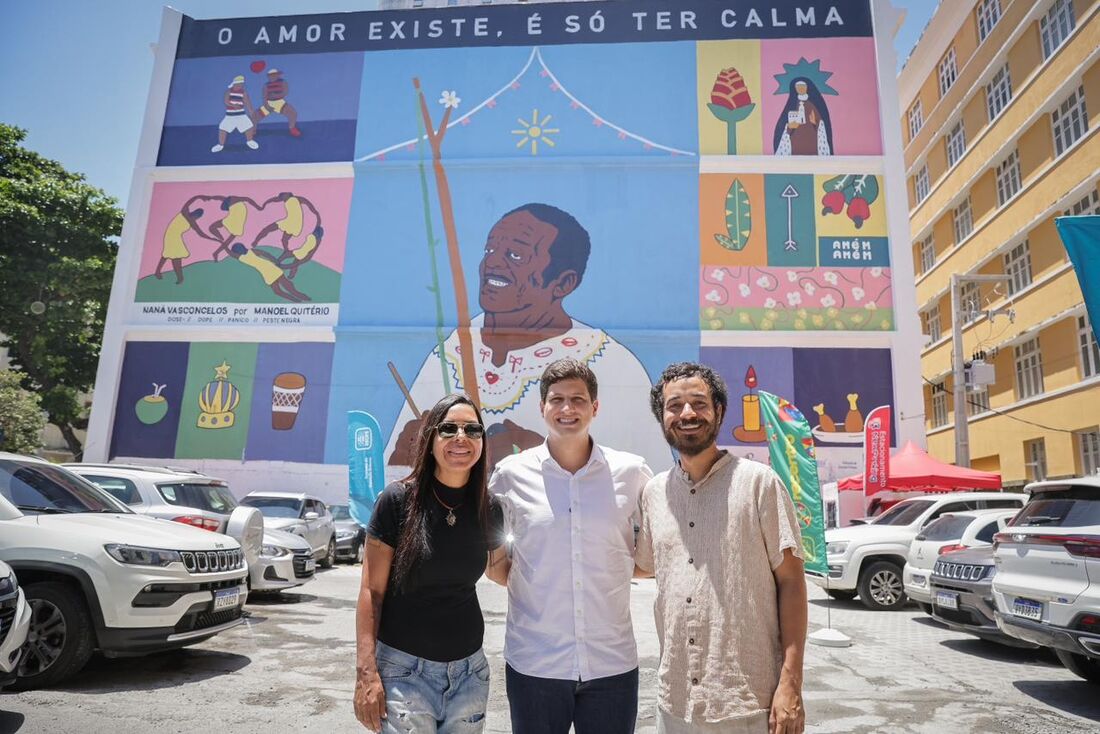 Patrícia Vasconcelos, viúva de Naná Vasconcelos; prefeito do Recife, João Campos; e o artista Manoel Quitério, autor do painel