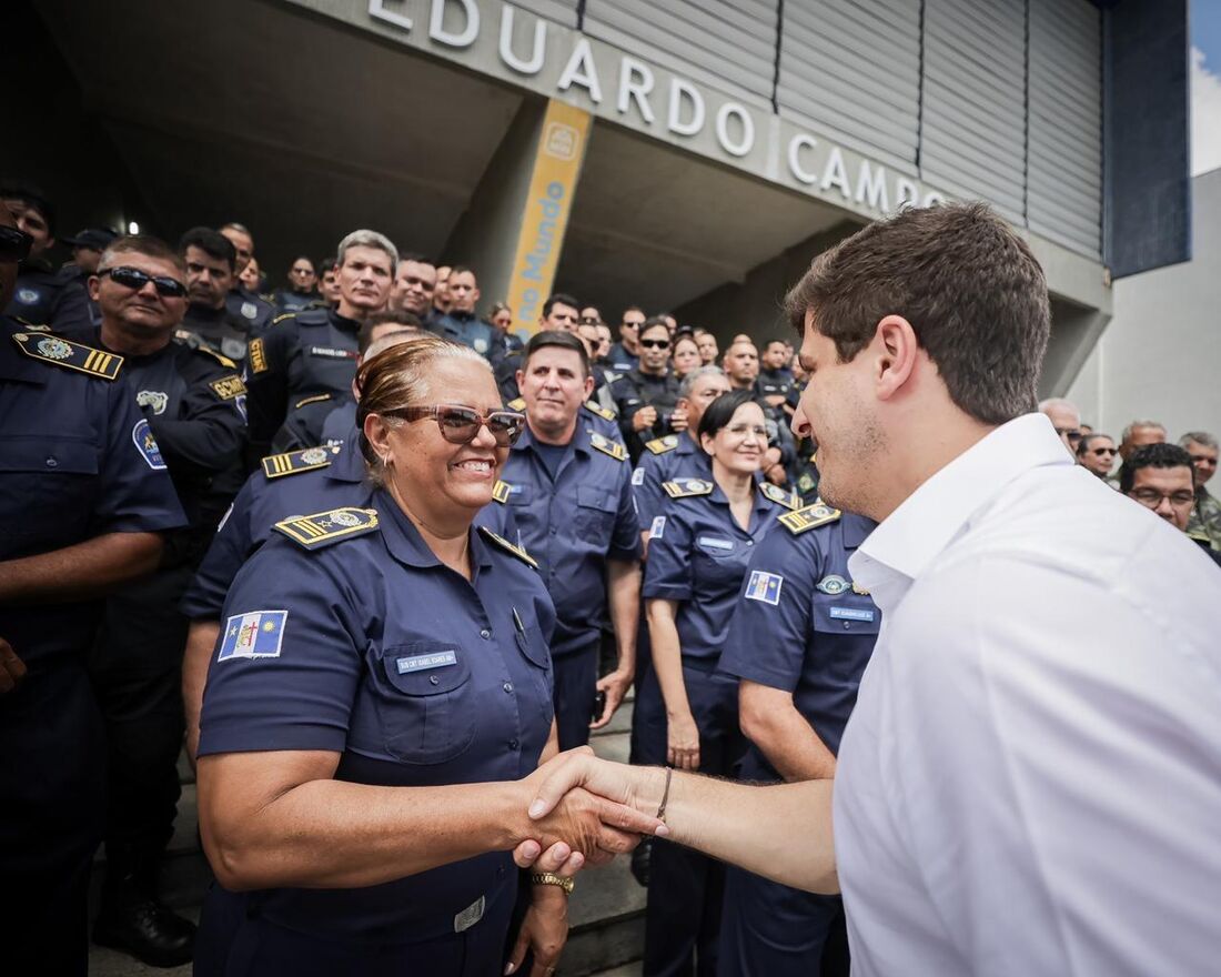 Prefeito do Recife, João Campos (PSB) cumprimenta guarda municipal e promete valorizar categoria