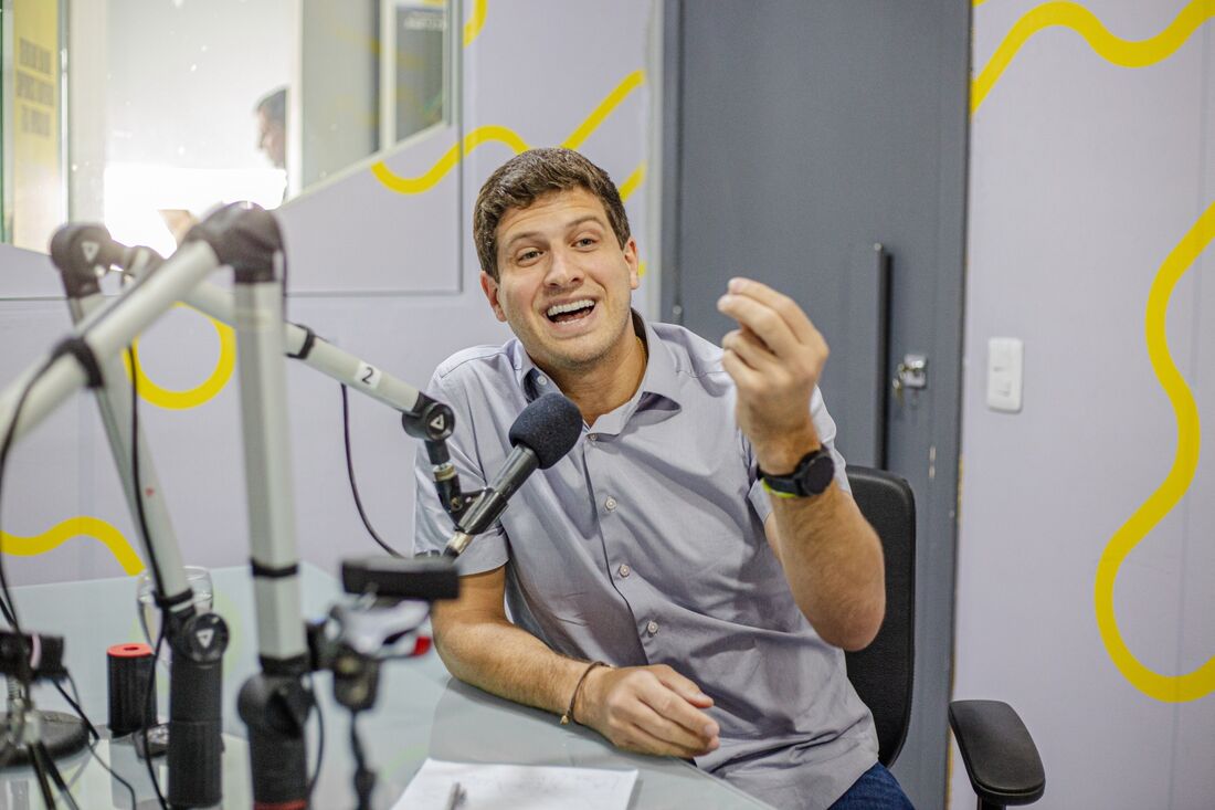 Prefeito do Recife e presidente nacional do PSB, João Campos, em entrevista à Rádio Folha FM