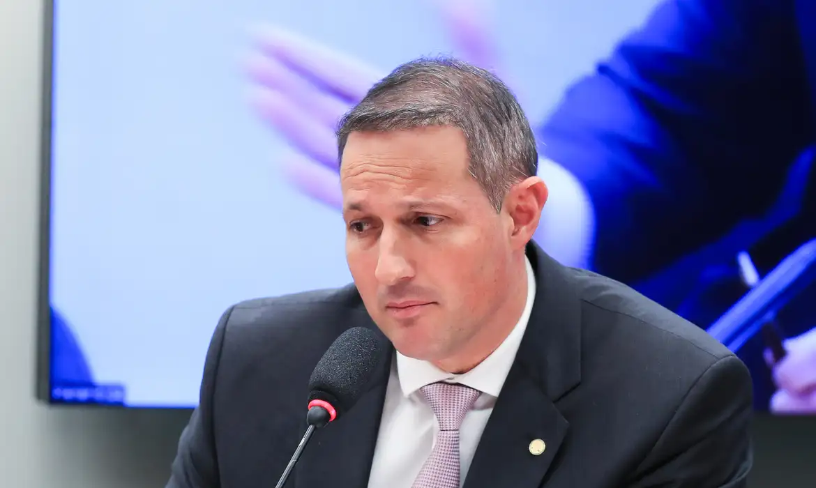 O deputado Guilherme Derrite (PP-SP), relator, propôs uma "ação civil de perdimento de bens", que corra de forma independente à investigação criminal