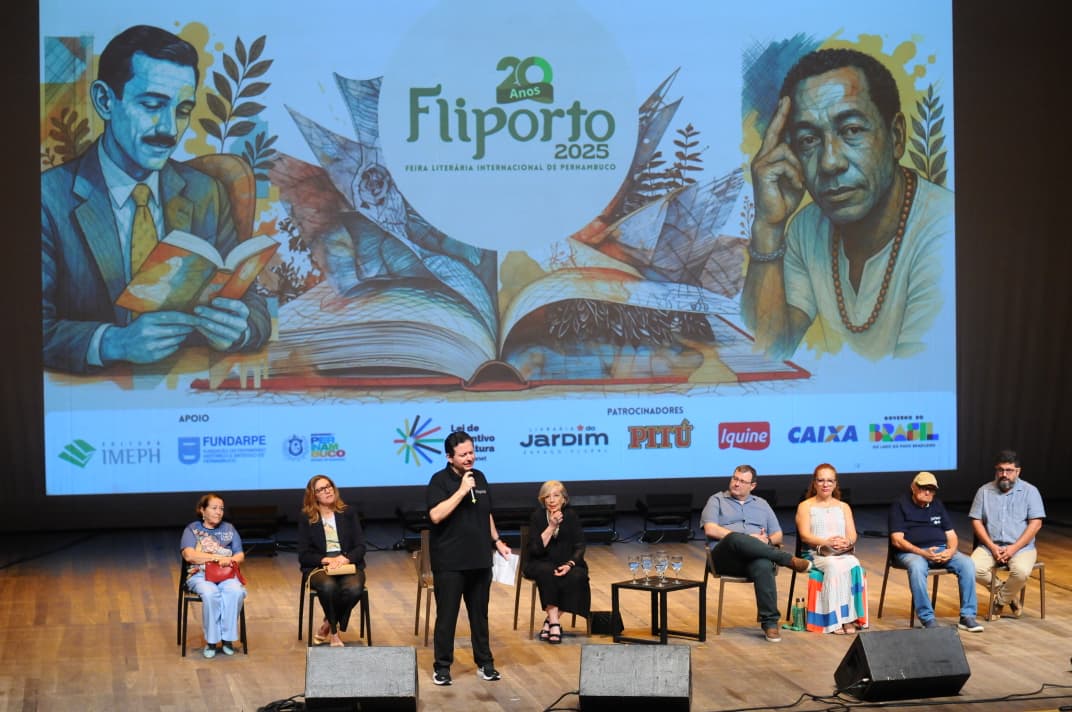 Aberturta da Fliporto aconteceu no Teatro Luiz Mendonça