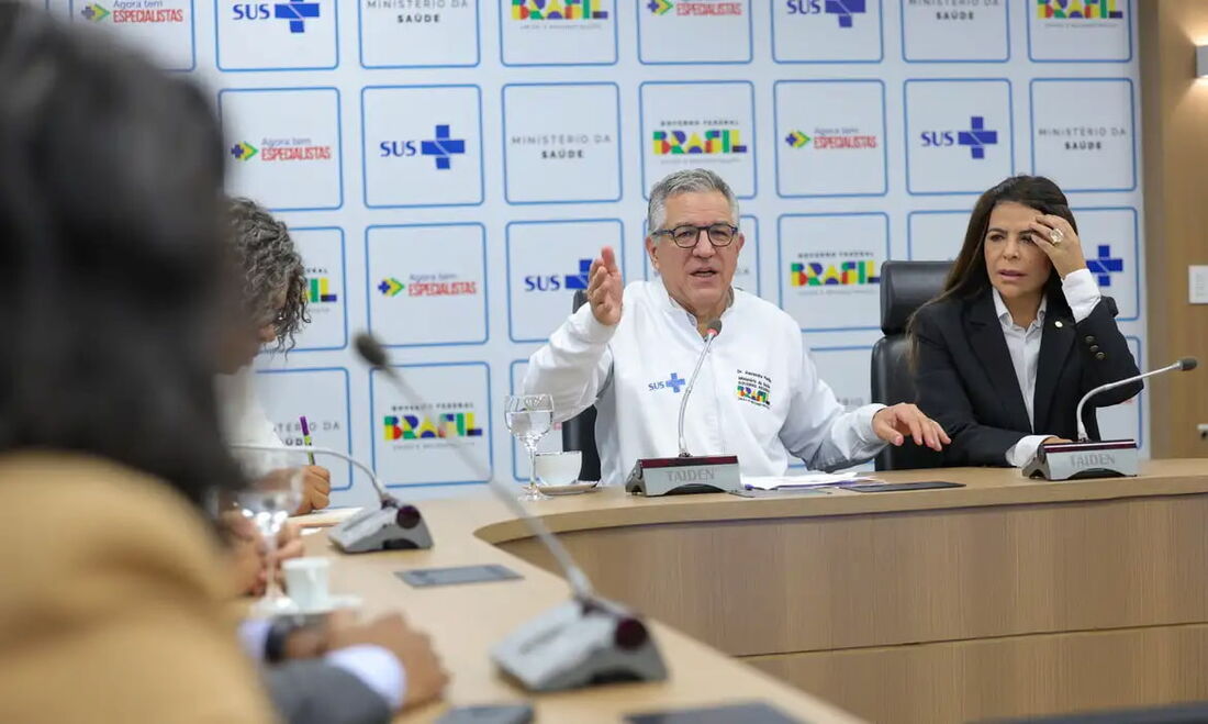 O Ministério da Saúde anunciou nesta terça-feira (25) uma compra, no valor de R$ 1,7 bilhão, de 1,8 milhão de doses da vacina contra o vírus sincicial respiratório (VSR)