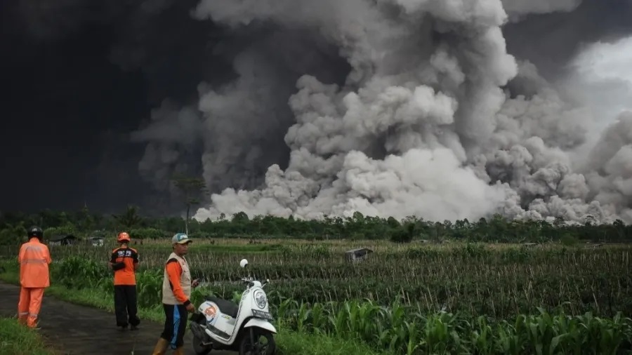 Vulcão Monte Semeru entra em erupção na Indonésia